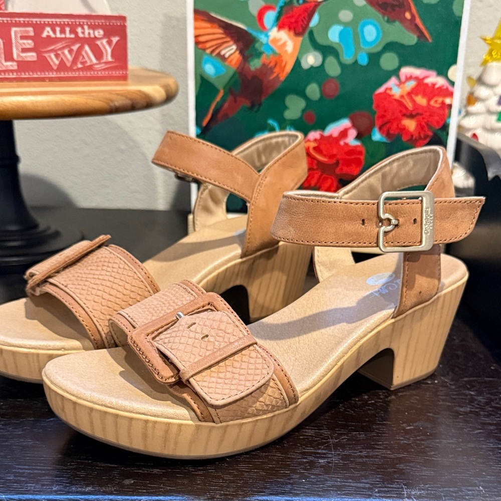 Stylish Tan Sandals